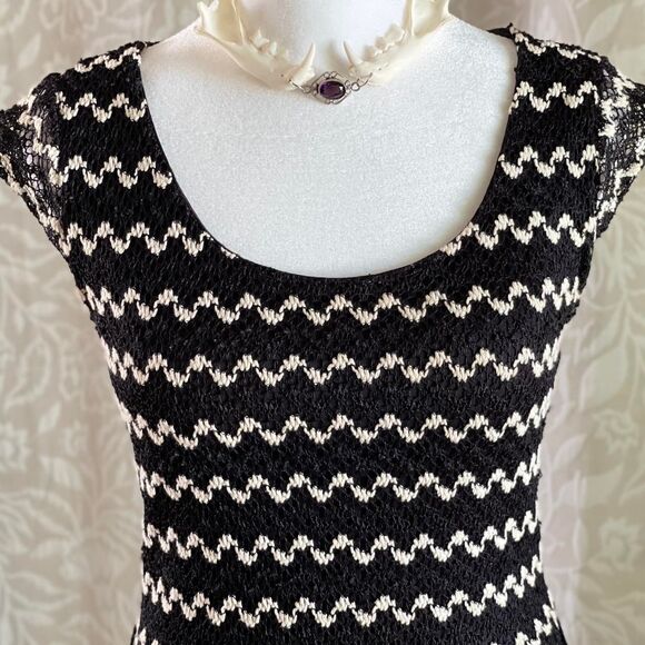 Candie's Y2K Crochet Ivory Black Geometric Pattern Cap Sleeves Mini Dress Size S - Picture 4 of 8
